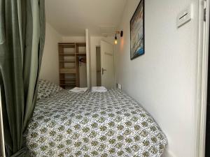 - une petite chambre avec un lit dans l'établissement SUPER COZY MAZET 5mn FROM HEART OF SAINT REMY, à Saint-Rémy-de-Provence