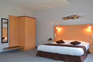 Una cama o camas en una habitación de Carré Py' Hôtel