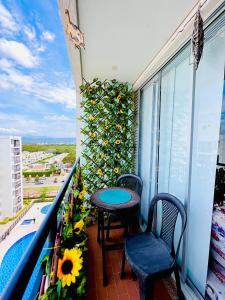 een balkon met een tafel en stoelen bij Apartamento REMODELADO Moderno y Completo a 5 minutos de Girardot - Cerca a Dollar City, Supermercados D1, ARA y Carulla in Ricaurte