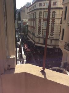 - Vistas a una calle de la ciudad desde un edificio en Amy's Tourist Department en Buenos Aires