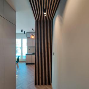 korytarz z kolumną w domu w obiekcie Apartament Perła Kutna w Kutnie