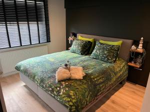 Postel nebo postele na pokoji v ubytování Luxueus nieuw zonnig hoekappartement SEAVIEW Heldenplein - ruime garagebox - 2 fietsen