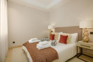 Posteľ alebo postele v izbe v ubytovaní Lorea Playa, Luxury 6 Bedroom Villa with Seaview