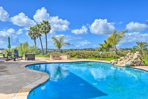 een zwembad met een picknicktafel en palmbomen bij Luxe Vista Getaway with Private Pool and Hot Tub! in Vista