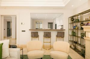Posedenie v ubytovaní Lorea Playa, Luxury 6 Bedroom Villa with Seaview