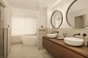 Kúpeľňa v ubytovaní Lorea Playa, Luxury 6 Bedroom Villa with Seaview