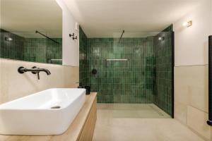 Kúpeľňa v ubytovaní Lorea Playa, Luxury 6 Bedroom Villa with Seaview