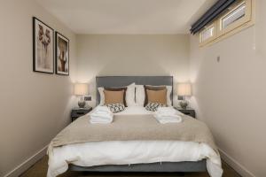 Posteľ alebo postele v izbe v ubytovaní Lorea Playa, Luxury 6 Bedroom Villa with Seaview