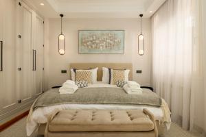 Posteľ alebo postele v izbe v ubytovaní Lorea Playa, Luxury 6 Bedroom Villa with Seaview