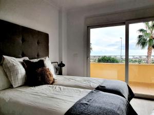 1 dormitorio con 1 cama grande y ventana grande en Dúplex a estrenar 4hab Altaona Golf piscina playa, en Murcia