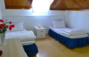 Postel nebo postele na pokoji v ubytování Tirana Central GuestHouse