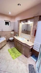 łazienka z umywalką, wanną i toaletą w obiekcie Fortuna w mieście Banja Luka