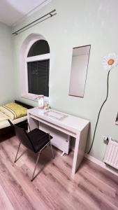 Pokój z biurkiem, krzesłem i łóżkiem w obiekcie Fortuna w mieście Banja Luka