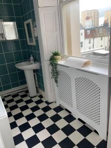 baño con lavabo y aseo y ventana en Stunning seafront apartment, en Brighton & Hove