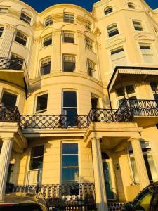 un gran edificio con balcones en un lateral en Stunning seafront apartment, en Brighton & Hove