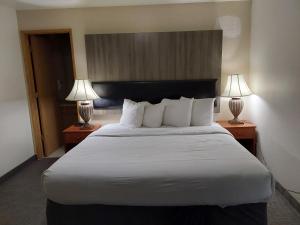 um quarto de hotel com uma cama grande com dois candeeiros em GuestHouse Inn Bellingham em Bellingham