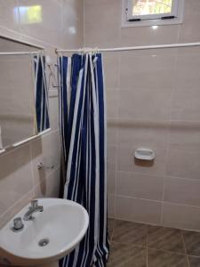 baño con lavabo y cortina de ducha en Casa Barreal en 