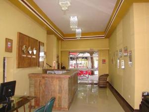 een lobby met een balie en stoelen in een kamer bij Hotel Iguaçu Centro in Foz do Iguaçu