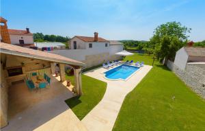 una vista aérea de una casa con piscina en Stunning Home In Bokordici With Outdoor Swimming Pool, en Bokordići