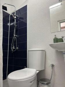 een badkamer met een toilet en een wastafel bij Apartments & Restaurant Despina in Prilep