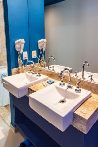 Baño con 2 lavabos y espejo en Soft Motel - USP en São Paulo