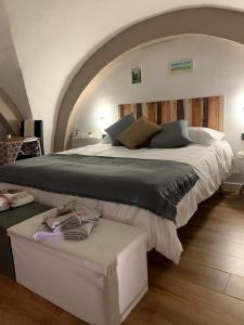 1 dormitorio con 1 cama grande en una habitación en Ely's Home, en Bari