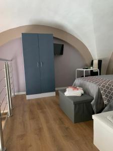 1 dormitorio con 1 cama y armario azul en Ely's Home, en Bari