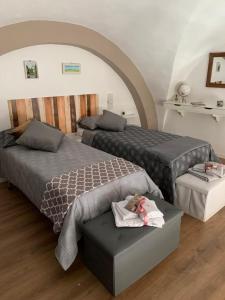 Un dormitorio con 2 camas y una mesa con toallas. en Ely's Home, en Bari