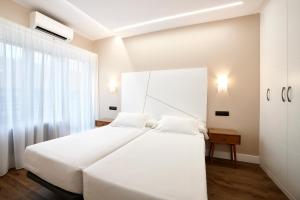 A bed or beds in a room at Zenit Dos Infantas