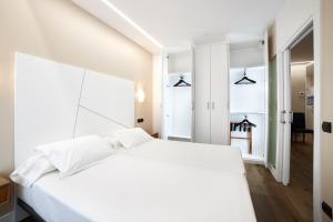 A bed or beds in a room at Zenit Dos Infantas