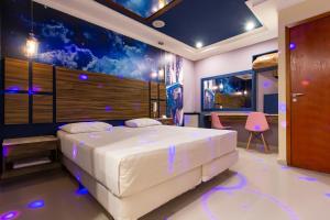 Soft Motel - USP في ساو باولو: غرفة نوم مع سرير أبيض كبير في غرفة