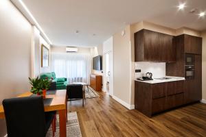 a kitchen and living room with a table and a dining room at Zenit Dos Infantas in Zamora