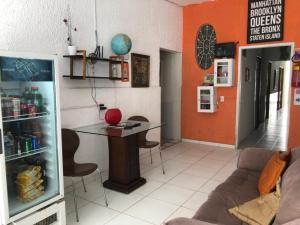 勒西菲的住宿－Casa Recife Pousada，客厅配有桌子和沙发