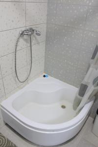 Bilik mandi di Uneed Rooms Podil
