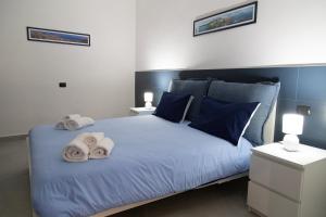 ナポリにあるCasa Massaのベッドルーム1室(タオル付)