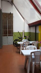un grupo de mesas y sillas en una habitación con bicicletas en Tinta Roja Residencia Estudiantil en Buenos Aires