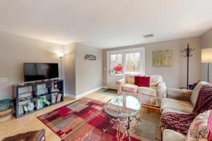 a living room with two couches and a tv at Summer Sliving in Orleans