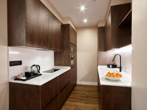 A kitchen or kitchenette at Zenit Dos Infantas
