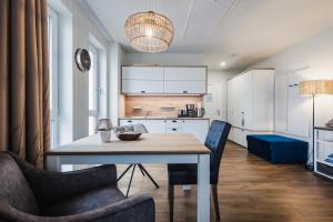een keuken en eetkamer met een tafel en stoelen bij Baltic Lagoon Resort direkt am Meer in Fuhlendorf