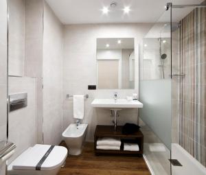 A bathroom at Zenit Dos Infantas