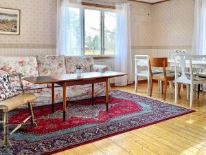Holiday home HÖGSBY II في Högsby: غرفة معيشة مع أريكة وطاولة