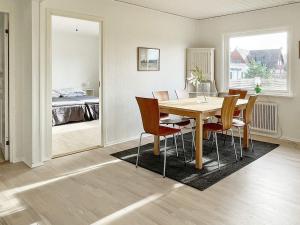 Holiday home YNGSJÖ III في Yngsjö: غرفة طعام مع طاولة وكراسي وغرفة نوم