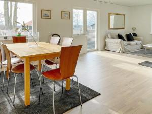 ein Esszimmer und ein Wohnzimmer mit einem Tisch und Stühlen in der Unterkunft Holiday home YNGSJÖ III in Yngsjö