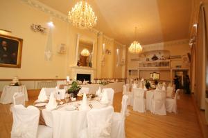 Gallery image of Crown Hotel in Nantwich