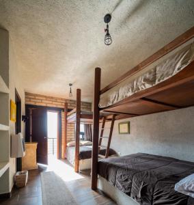 a bedroom with two bunk beds in a room at Vive Libre Travel Club in Santiago