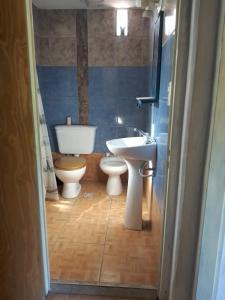 ルハン・デ・クージョにあるHabitación dobleのバスルーム(トイレ、洗面台付)