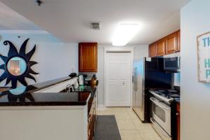 uma cozinha com um lavatório e um frigorífico em Waterscape B603 em Fort Walton Beach