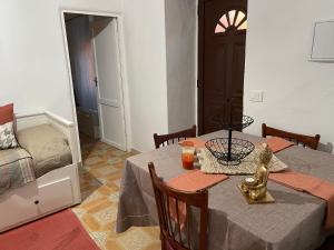 una sala da pranzo con tavolo e letto di Casa Mario a Los Llanos de Aridane
