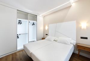A bed or beds in a room at Zenit Dos Infantas