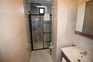 A bathroom at Piri Reis Butik Hotel